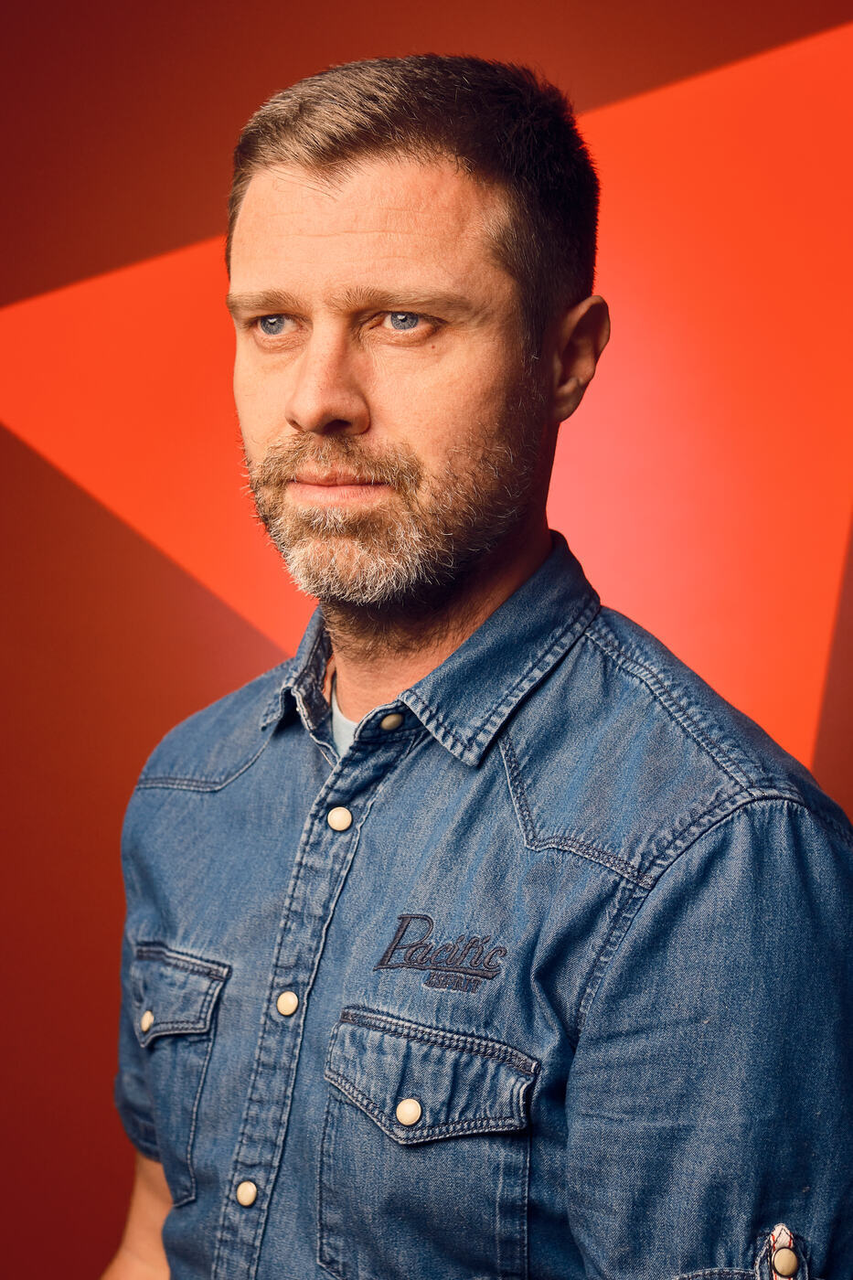 Zwei deltapod Stative im Atelier-Studio mit charakteristischem Schattenspiel