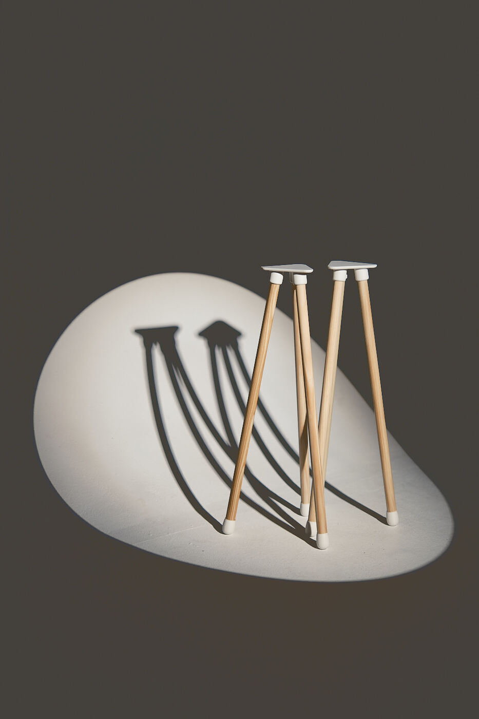 deltapod Detailaufnahme – weiße PLA-Verbinder und geölte Holzbeine, hochwertige Verarbeitung